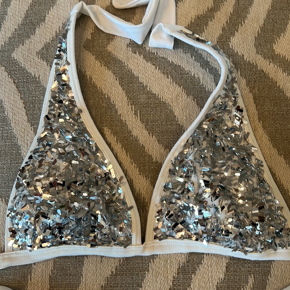 Bikini - Picture 2 of 10